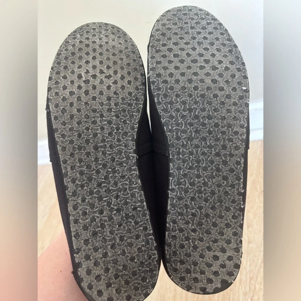TOMS Men's Black Slip-On Loafers size 10